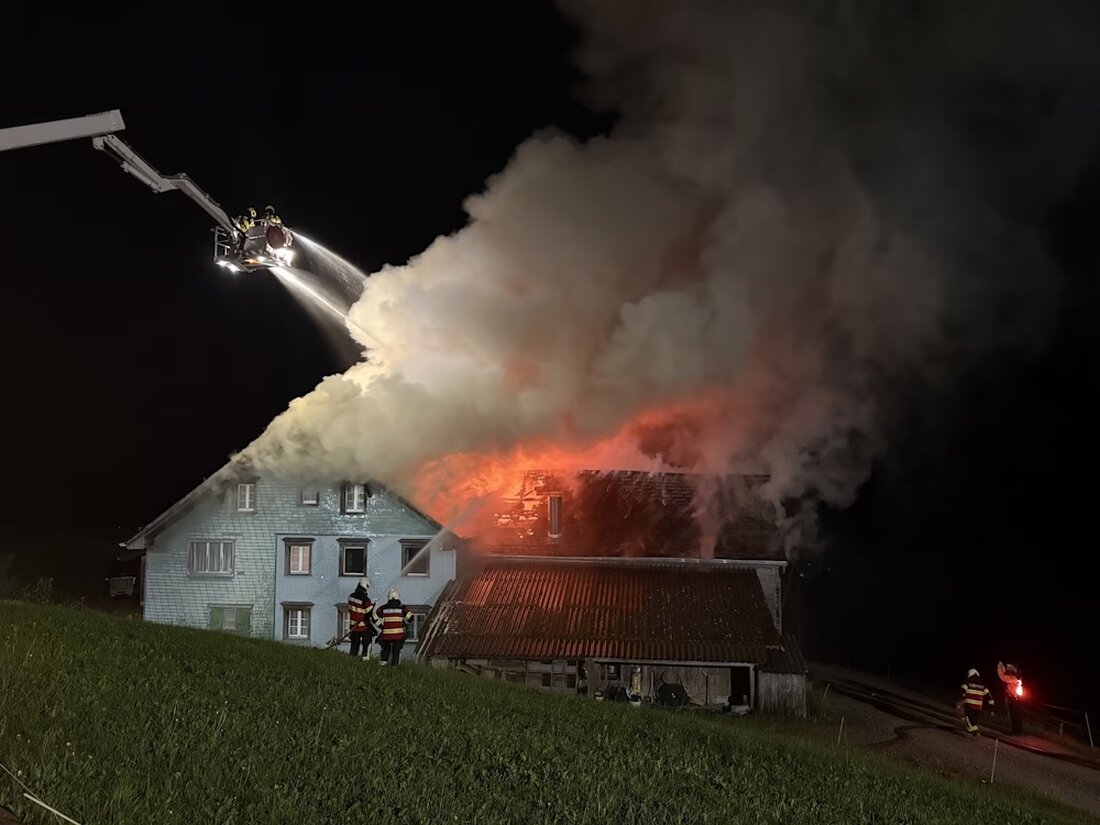 In Hofen kam es am 10.10.2025 zu einem Brand, bei dem ein Holzschopf und ein Wohnhaus in Flammen standen. Feuerwehr und Rettungsdienste waren im Einsatz. Sachschaden über 100.000 Franken.