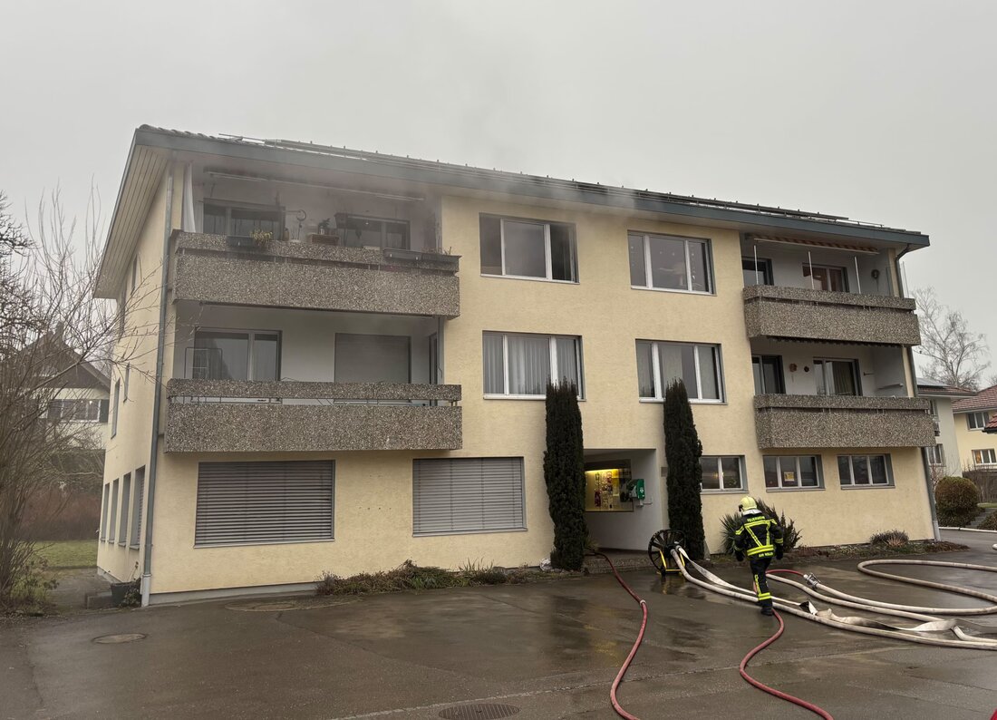 Brand in Hosenruck: Am Donnerstagnachmittag verursachte ein Wohnungsbrand in einem Mehrfamilienhaus erhebliche Sachschäden, ohne Verletzte.