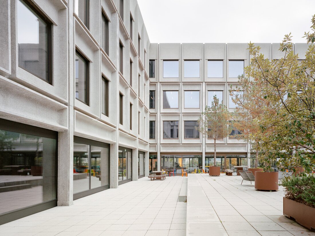 Nach dreijähriger Renovierung wird das modernisierte und erhöhte Collège Rousseau in Genf feierlich eröffnet, um 1000 Schülern optimale Lernbedingungen zu bieten.
