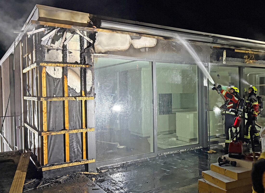In Salmsach entstand Montagabend ein Fassadenbrand an einem Mehrfamilienhaus. Die Feuerwehr löschte schnell, niemand wurde verletzt.