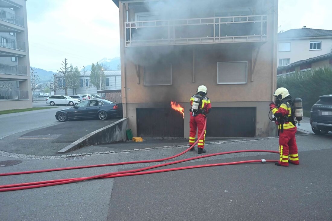 Am Sonntagmorgen, 13.04.2025, brach ein Garagenbrand in einem Mehrfamilienhaus in Buchs aus. Elf Bewohner wurden evakuiert, Sachschaden: 500.000 Franken.