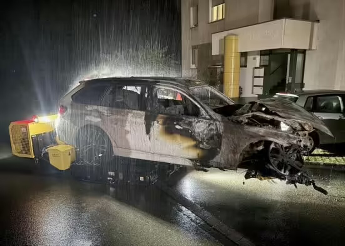 Ein Tiefgaragenbrand in Dällikon führte zu mehreren hunderttausend Franken Sachschaden; 30 Bewohner wurden evakuiert. Ursache unklar.