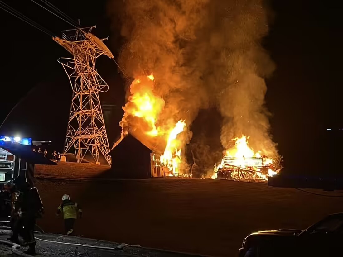 In Jakobsbad kam es zu einem Brand in einem Ferienhaus und Weidestall. Feuerwehr und Polizei ermitteln. Keine Verletzten.