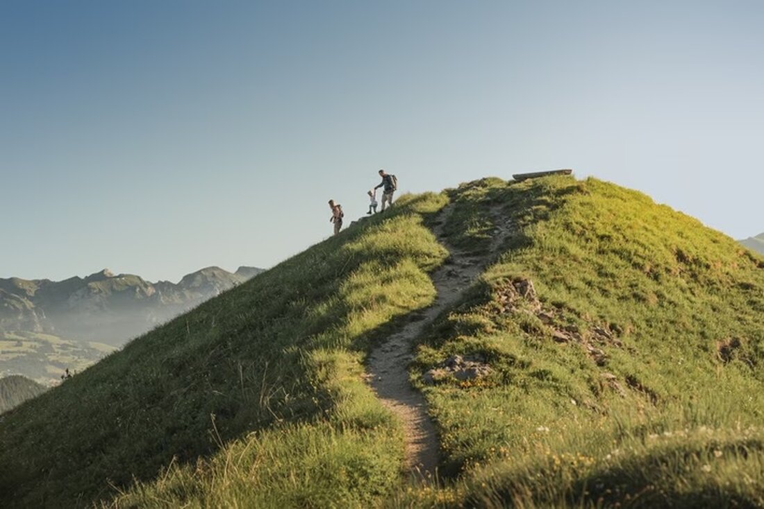Die Ferienregion Gstaad verzeichnete 2025 eine erfolgreiche Sommer- und Herbstsaison mit über 6% Anstieg bei Logiernächten. Entdecken Sie die Highlights!