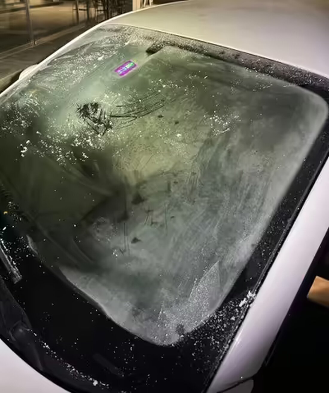 Ein Autofahrer in Appenzell wurde wegen ungenügend freigekratzt Frontscheibe angehalten. Ihm drohen hohe Bußen und Ausweisentzug.