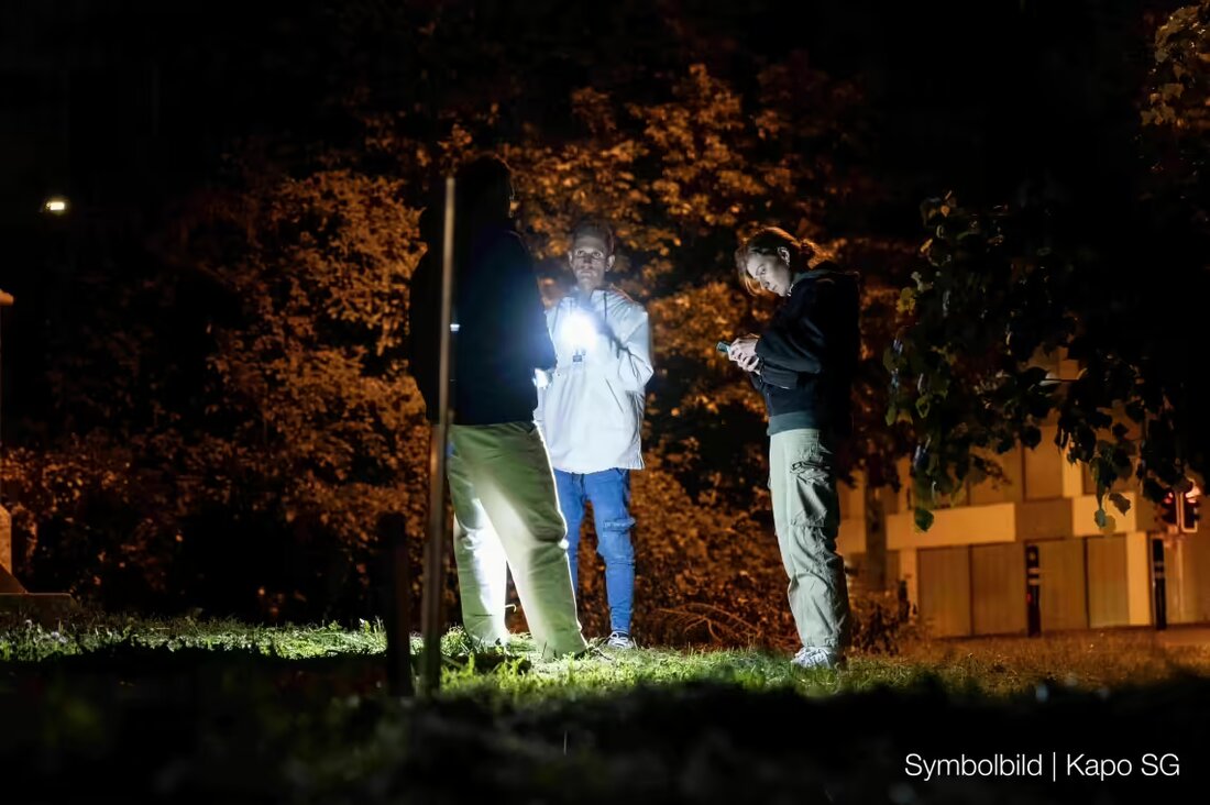 In der Halloween-Nacht 2024 in St.Gallen waren zahlreiche Kinder und Jugendliche unterwegs, während die Polizei für Sicherheit sorgte.