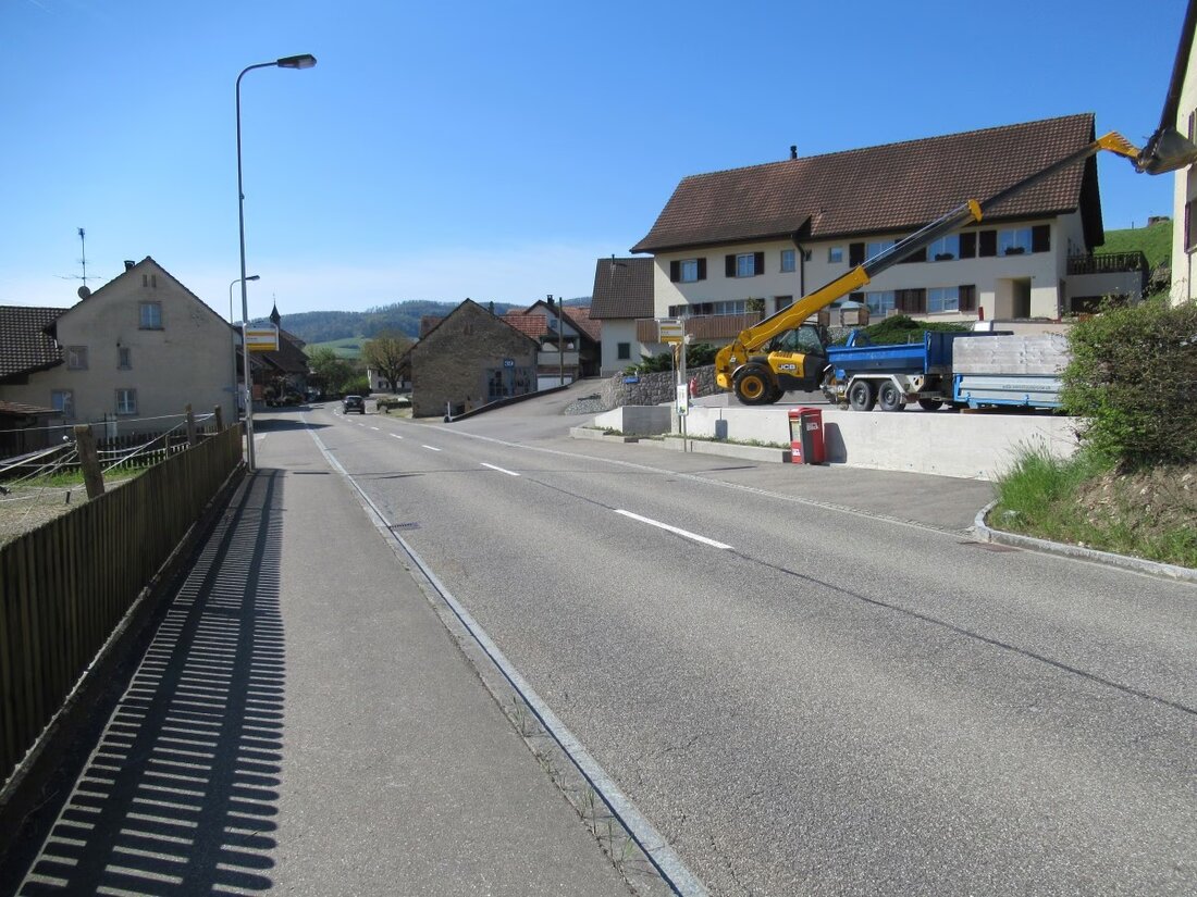 Ab 2. Juni 2025 beginnt die Belagssanierung der Hauptstrasse in Oberhofen. Bushaltestellen werden erneuert, Arbeiten dauern bis Herbst.
