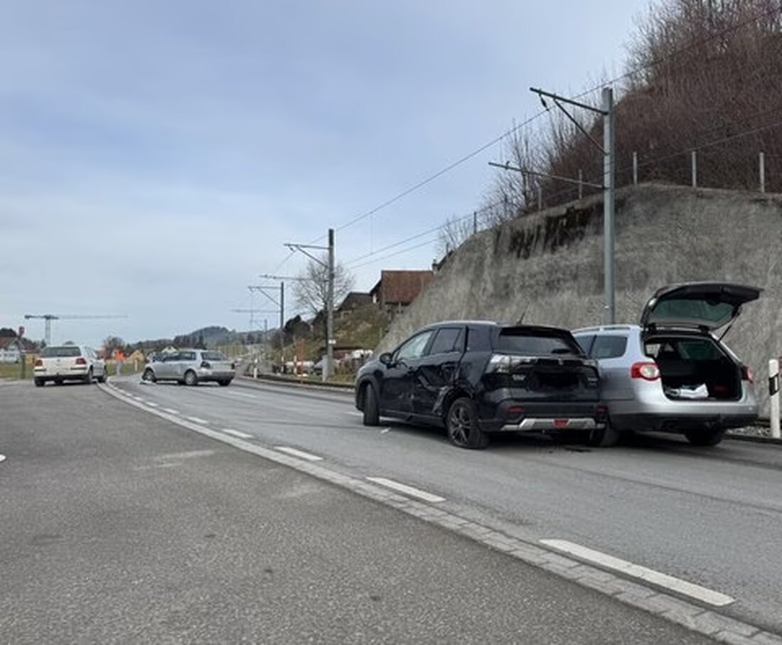 Bei einer heftigen Kollision beim Linksabbiegen in Steinegg wurden drei Autos beschädigt. Ein Kleinkind und dessen Mutter benötigten ärztliche Kontrolle.