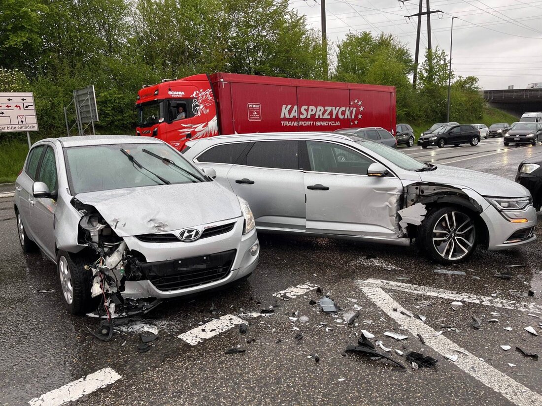 Heftige Kollision beim A1-Anschluss Aarau-West: Ein Renault und ein Hyundai stießen zusammen, eine Person leicht verletzt.
