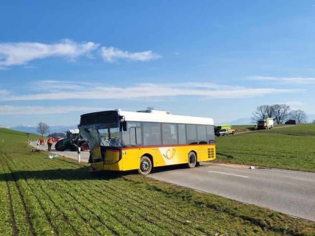 Bei einem Unfall in Maschwanden kollisionierten ein Traktor und ein Postauto. Zwei Fahrer erlitten Verletzungen. Ursachen unklar.