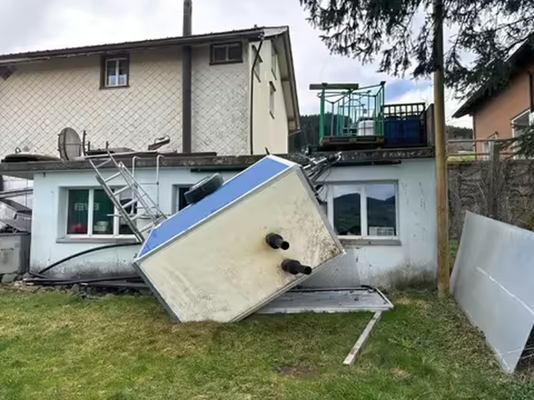 Föhnsturm in Appenzell bläst Anhänger weg, 50 Liter Heizöl laufen aus. Feuerwehr setzt Oelsperren. Umweltschutz im Fokus.