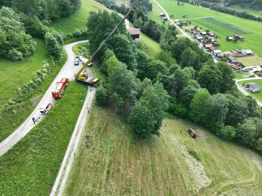 In Surrein kam es zu einem Unfall mit einem Heuladewagen, bei dem ein Landwirt verletzt wurde. Die Polizei ermittelt die Ursachen.