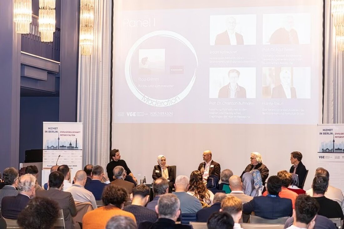 Ein Jahr nach Fethullah Gülens Tod reflektiert die Hizmet-Bewegung über Anfeindungen und Chancen in Bildung und Dialog.