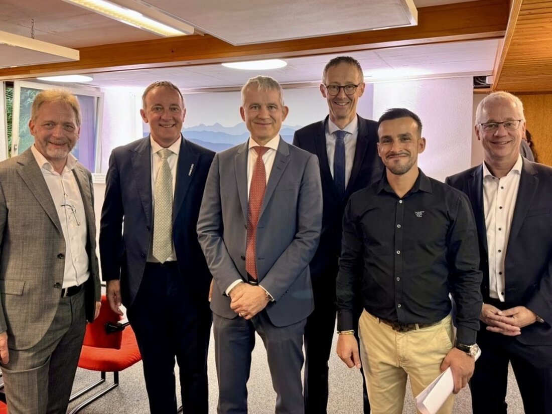 Bundesrat Beat Jans lobt beim Besuch von Voltis Energies die Integrationsvorlehre INVOL als Erfolgsmodell für Migranten und Wirtschaft.