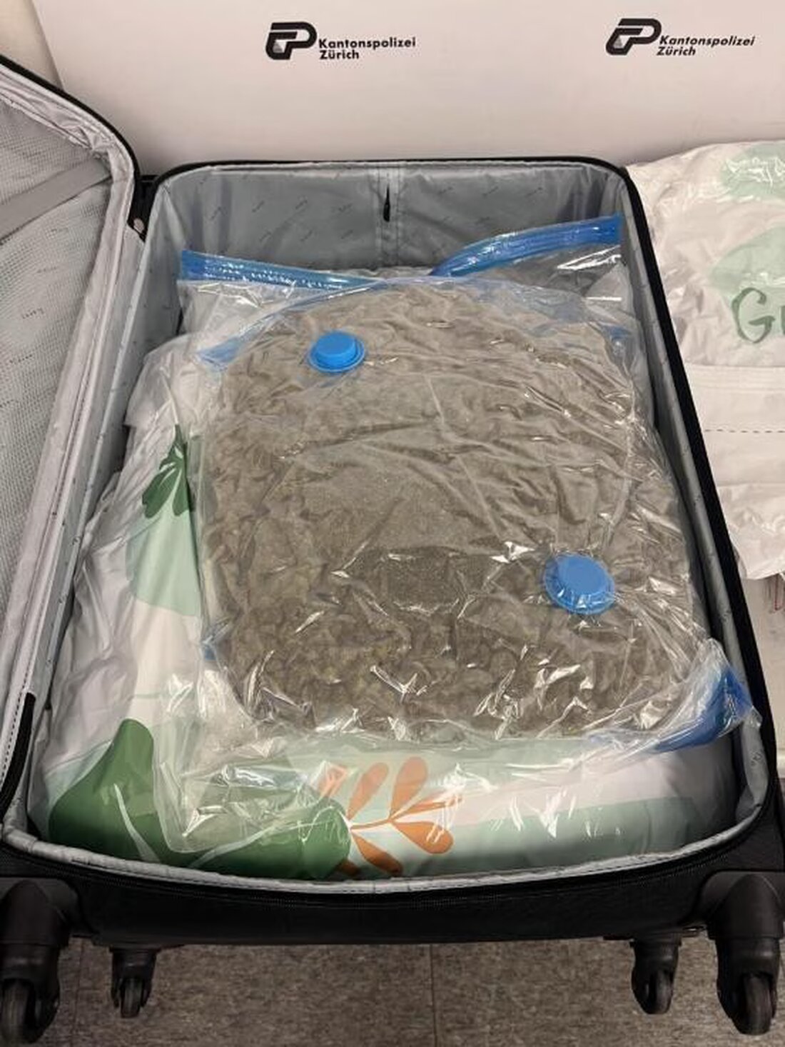 Eine 29-jährige Irin wurde am Flughafen Zürich mit 32 kg Marihuana festgenommen. Die Polizei ermittelt weiter.
