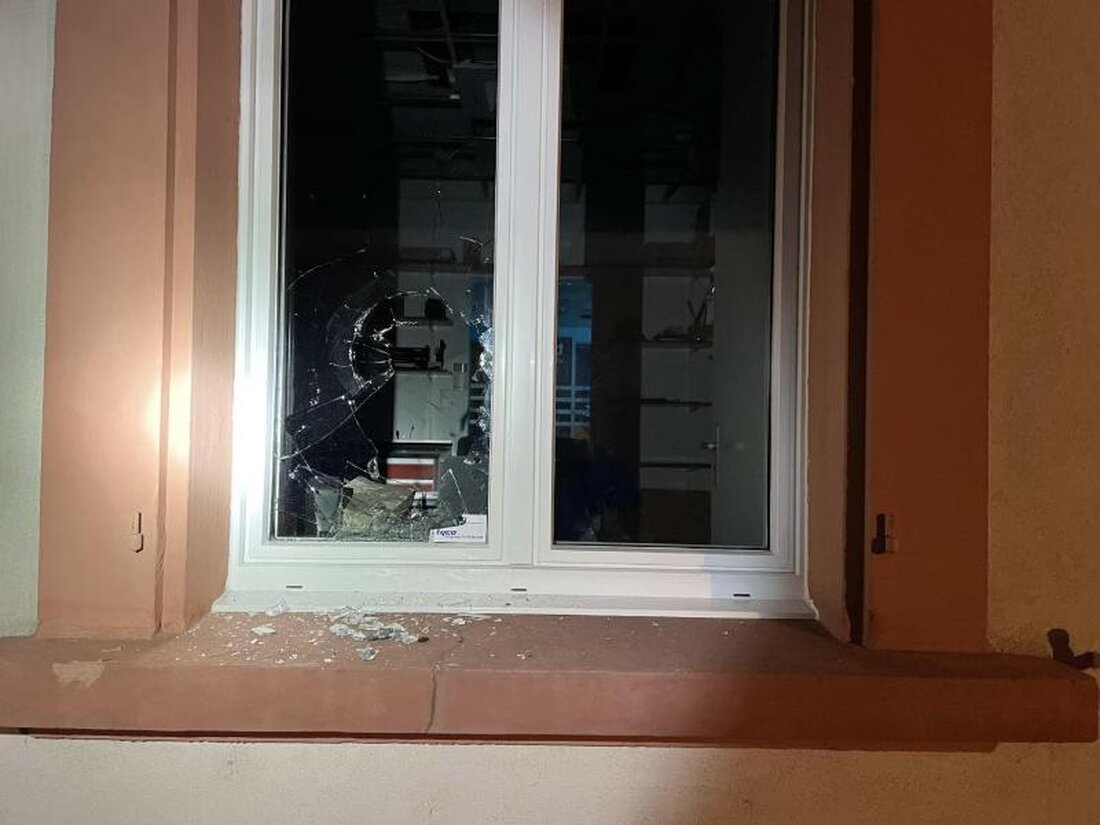 Minderjähriger in Kerzers wegen Einbruchs festgenommen. Ermittlungen zu weiteren Einbruchsversuchen laufen.