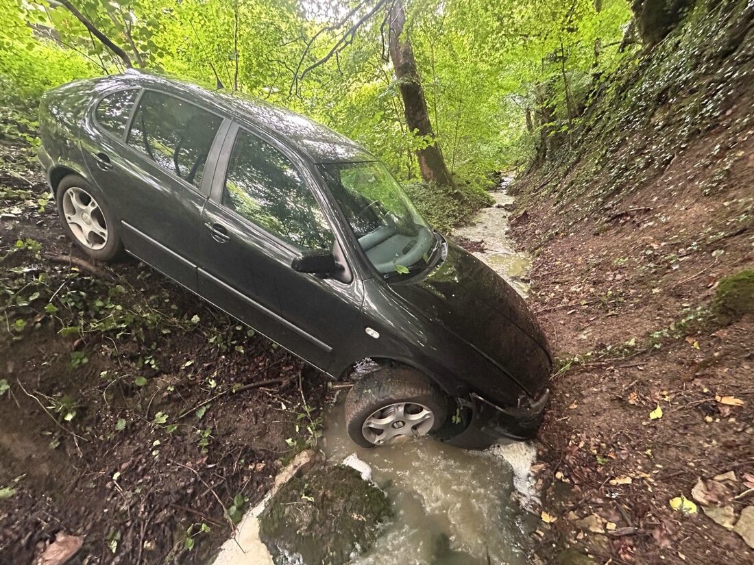 Ein 20-jähriger Autofahrer landete am 2. August 2025 mit seinem Seat im Bachbett bei Kaisten, blieb jedoch unverletzt. Ermittlungen laufen.