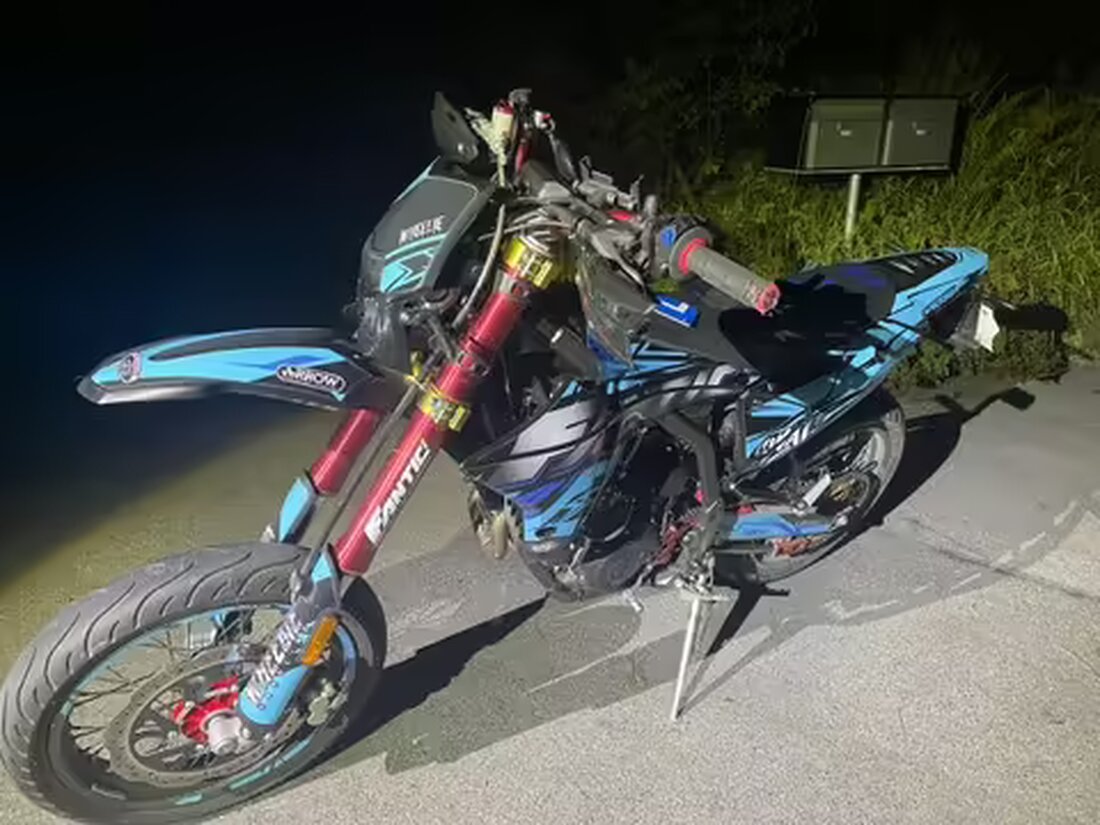 Ein 16-jähriger Lernfahrer stürzte am 10.08.2023 in Appenzell, verletzt sich leicht. Unfallursache: Fahrzeugkontrolle verloren.