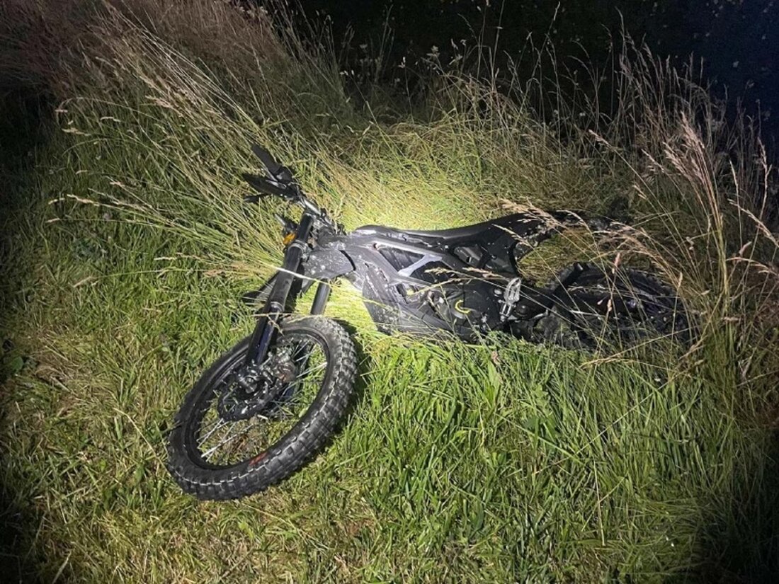 Ein 17-jähriger Motorradfahrer entzieht sich in Broc einer Polizeikontrolle und gefährdet dabei mehrere Personen, bevor er stürzt.