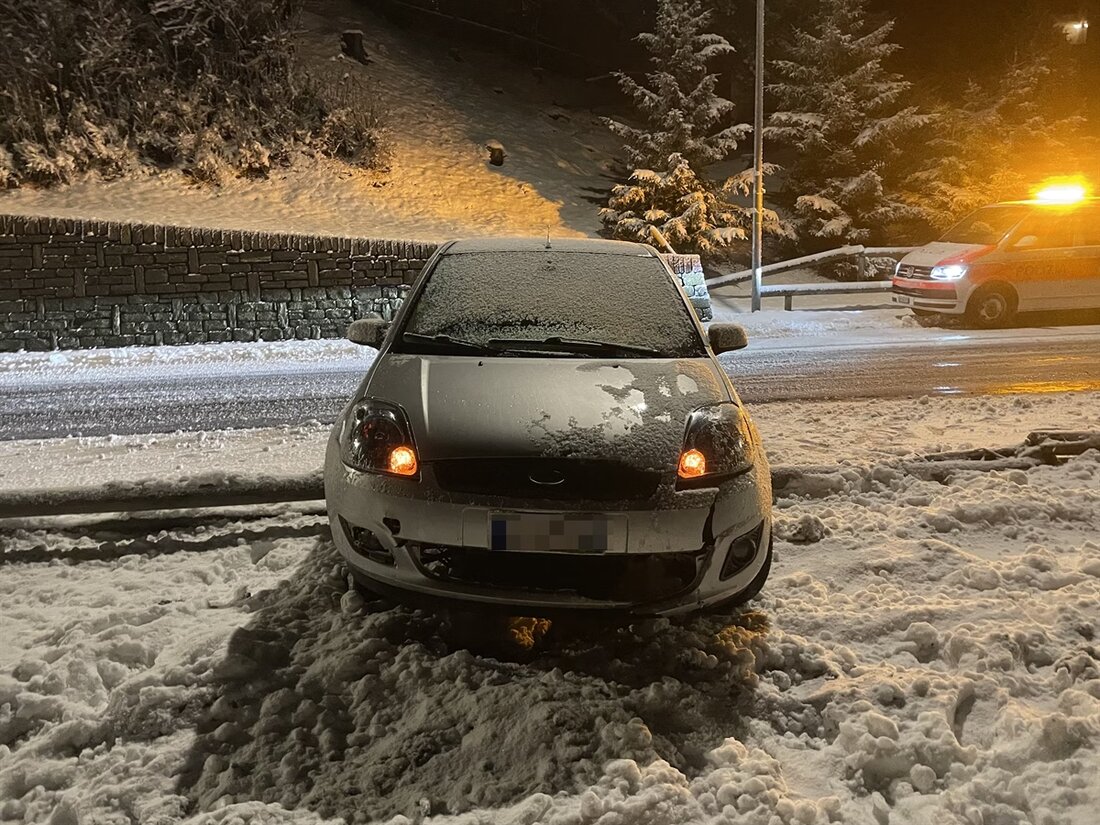 Ein 19-jähriger italienscher Fahrer verursachte in St. Moritz einen Selbstunfall. Nach einer Blutprobe wurde ihm der Führerausweis entzogen.