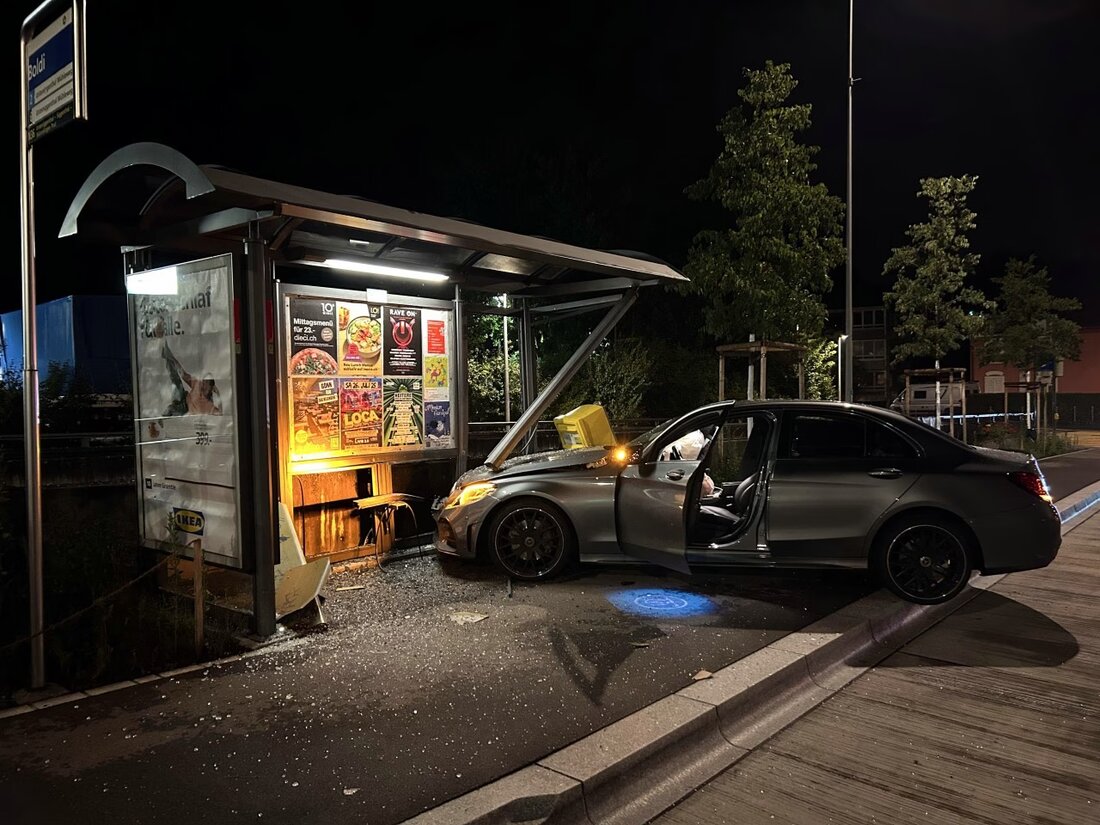 In Rieden verunfallte ein 18-jähriger Junglenker mit einem Mercedes-Benz. Niemand wurde verletzt, jedoch entstand Totalschaden.