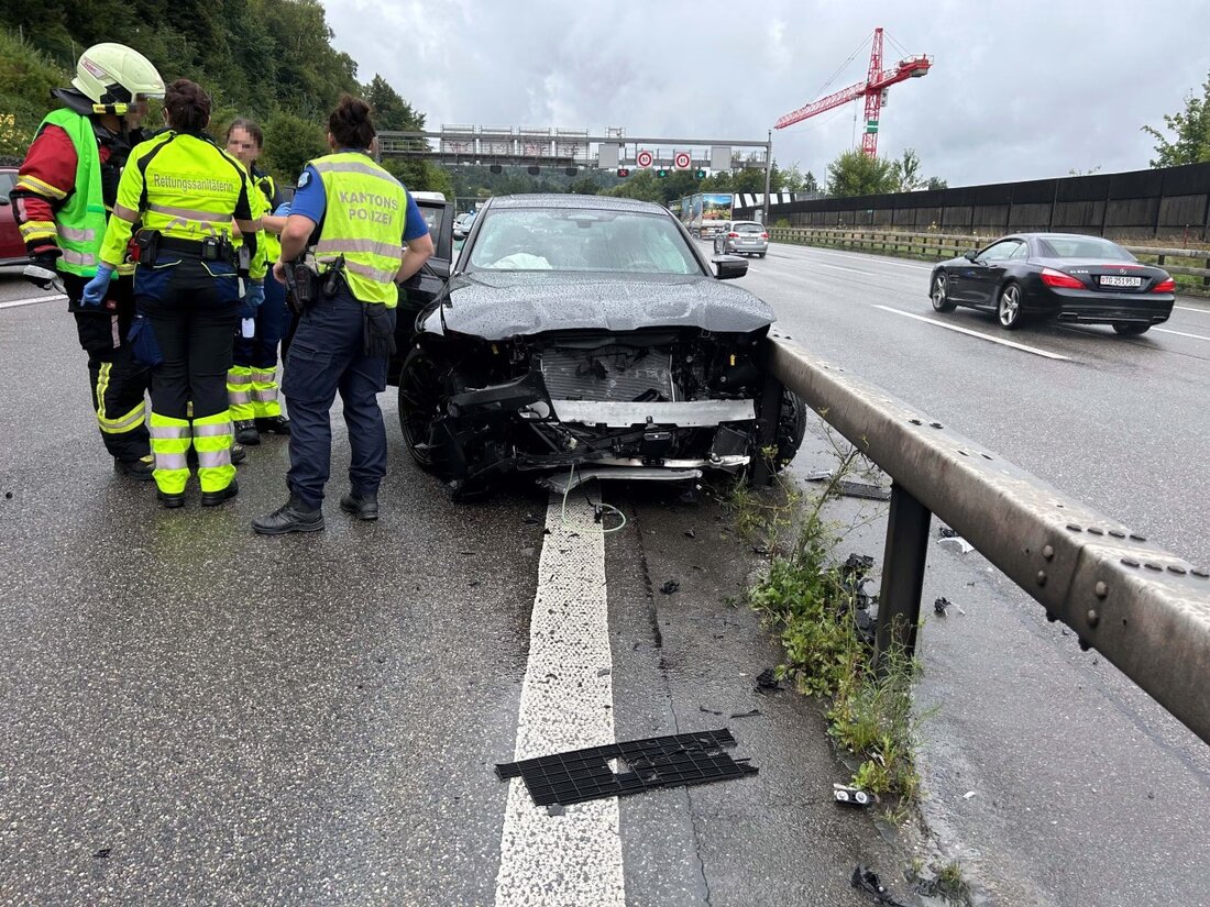 Ein 20-jähriger Fahrer verlor auf der A1 bei Neuenhof die Kontrolle, prallte gegen die Mittelleitplanke und verletzte sich leicht.
