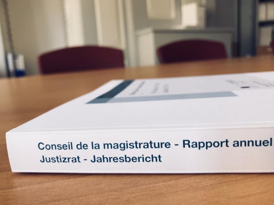 Der Jahresbericht 2024 des Justizrates zeigt alarmierende Missstände in den Gerichten, fordert Sofortmassnahmen zur Ressourcenaufstockung.