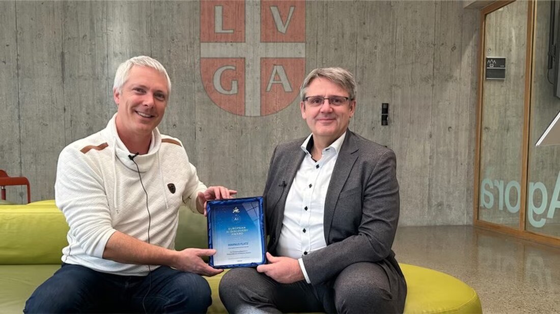 Marnus Flatz erhält den European AI Discovery Award 2025 für seinen Durchbruch mit polymorphem Gedächtnis, ausgezeichnet in Lugano.