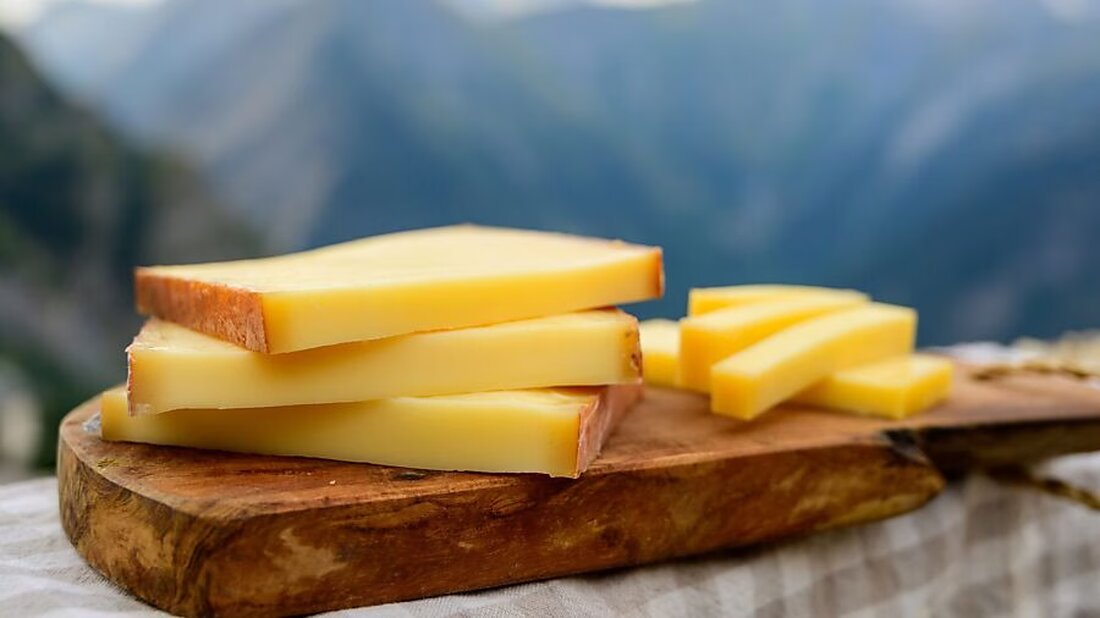 Das Amt für Lebensmittelsicherheit kontrollierte 39 Käseproben aus Graubünden und Glarus. Ergebnisse zeigen gute Qualität, aber Mängel in der Deklaration.