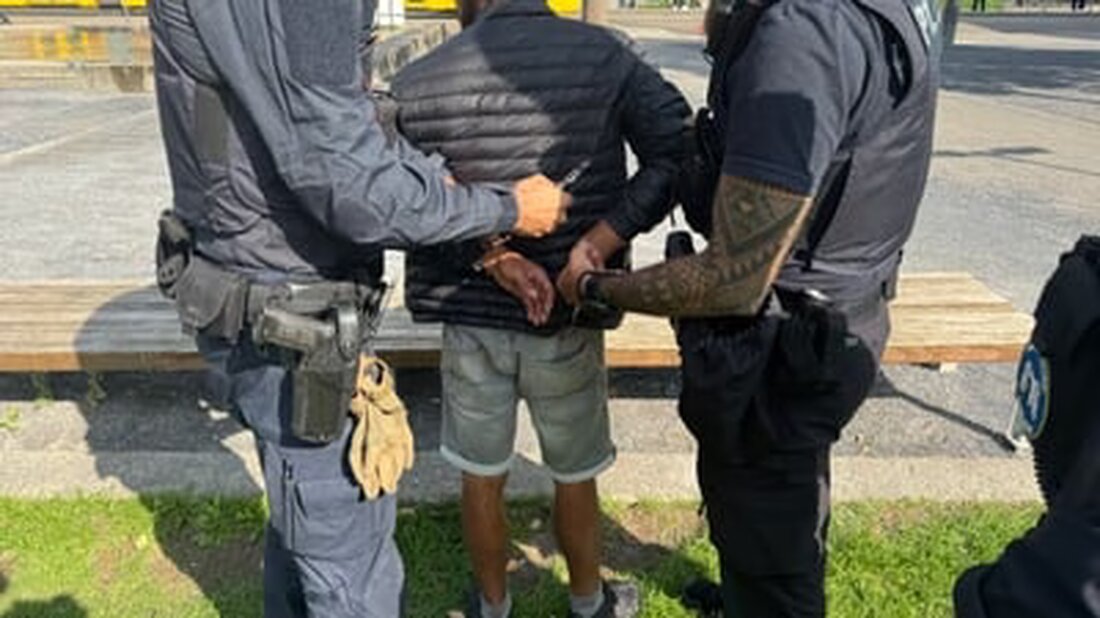 Die Kantonspolizei Basel-Stadt führte zwischen August und November 2025 eine erfolgreiche Schwerpunktaktion zur Bekämpfung von Delikten durch, mit 175 Festnahmen in Hotspots.