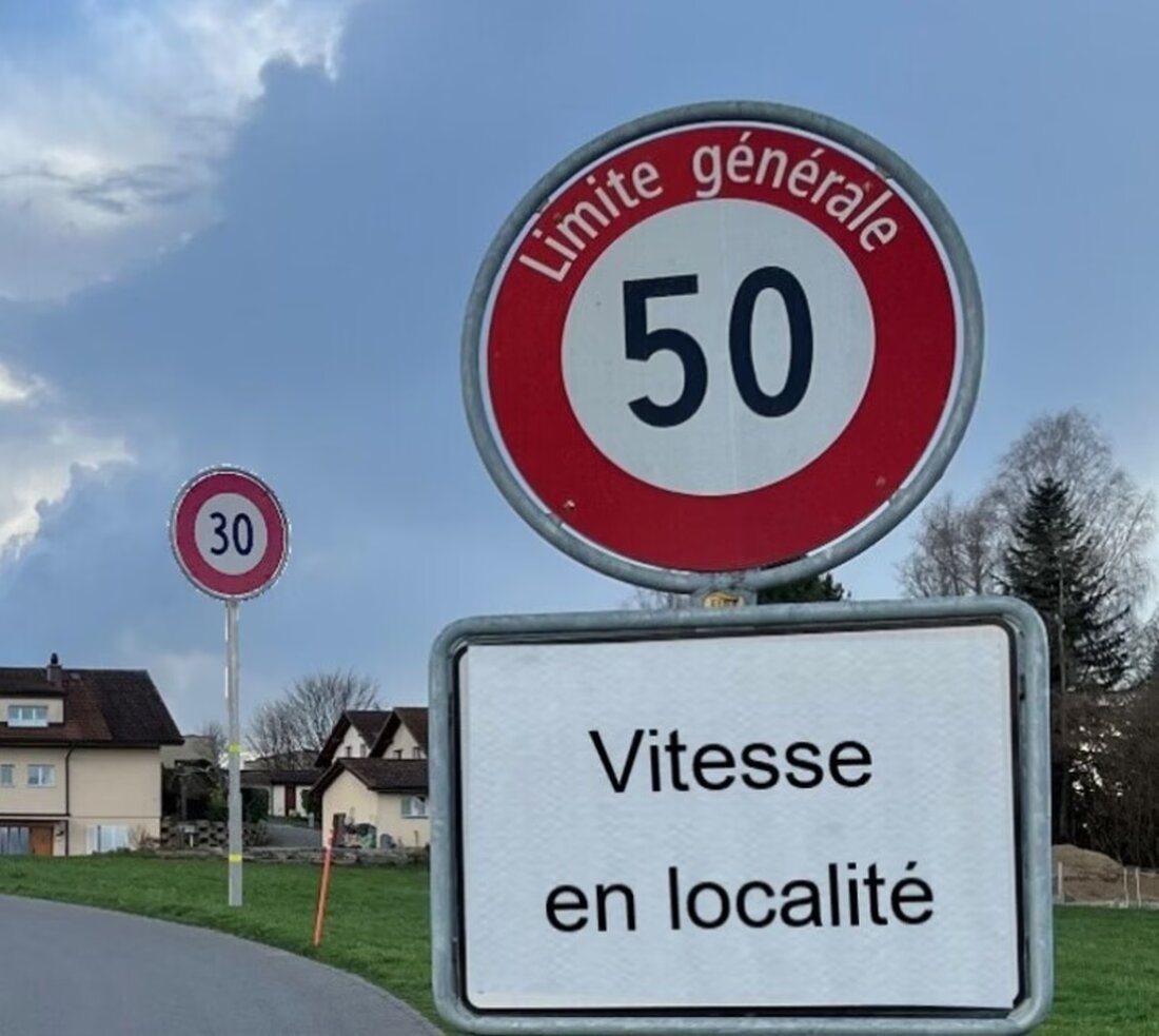 Der Staatsrat hat die Änderung des Mobilitätsgesetzes beschlossen, die eine Mindestgeschwindigkeit von 50 km/h auf Kantonsstrassen festlegt.