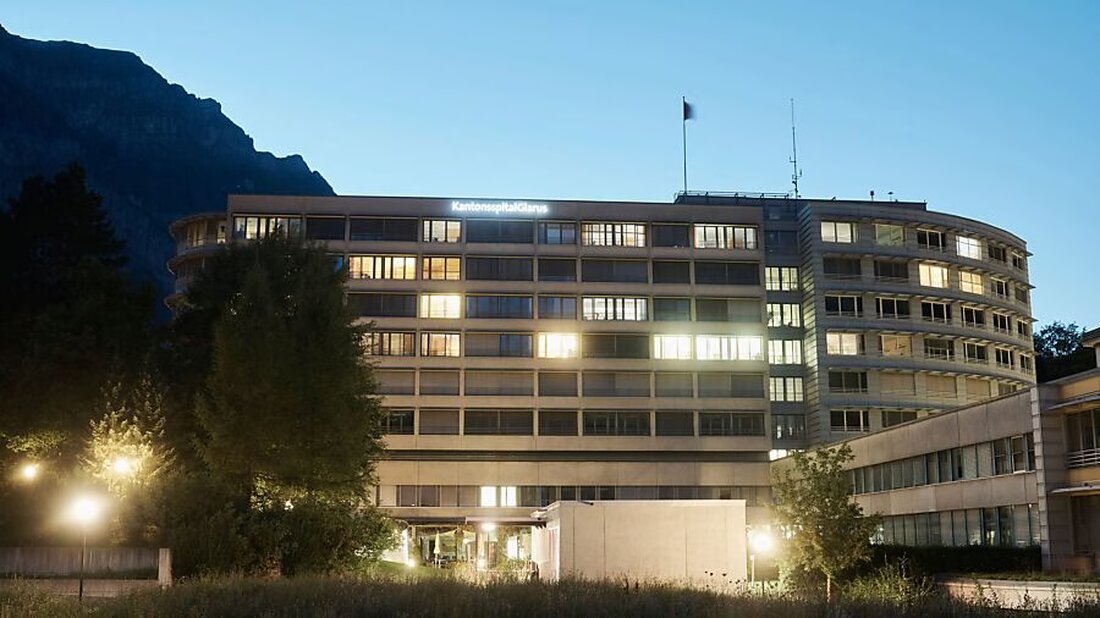 Die Abgeltung für das Kantonsspital Glarus wird ab 2026 um 15 % erhöht und jährlich an die Teuerung angepasst.
