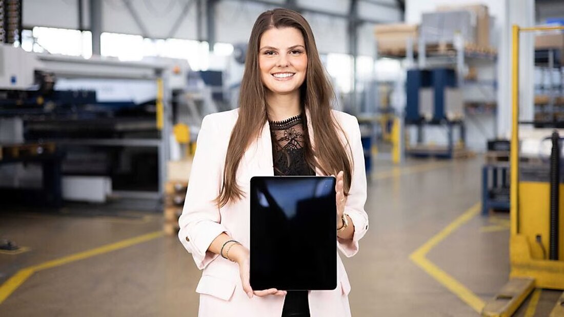 Der Kanton Glarus fördert mit dem Programm «Arbeit 4.0» digitale Kompetenzen von Arbeitnehmenden und Unternehmen durch finanzielle Unterstützung und eine Lernplattform.