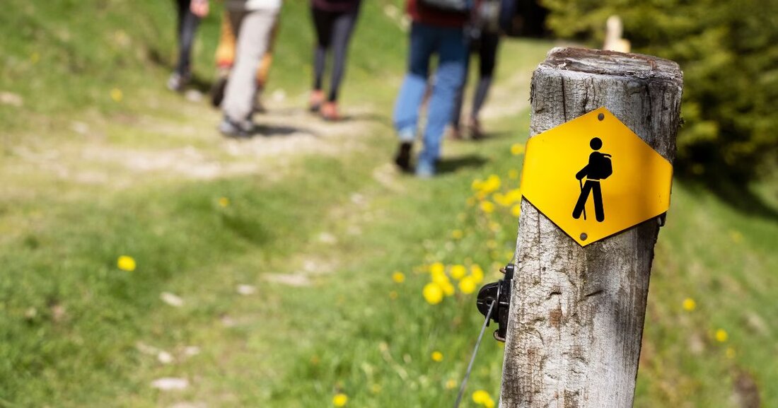 Der Kanton Zug und der Verein Zuger Wanderwege erneuern ihre Kooperation für die Wanderwegsignalisation bis 2027.