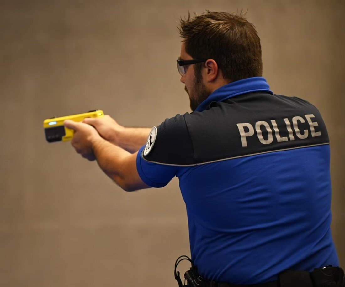 Die Kantonspolizei Freiburg führt den Taser als Neues Zwangsmittel ein, um Deeskalation und Sicherheit im Einsatz zu gewährleisten.