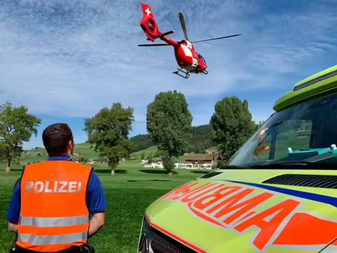 Ein 69-jähriger Mitarbeiter fiel während einer Kehrichtsammeltour in Appenzell und verletzte sich schwer. Rettungskräfte intervenierten prompt.