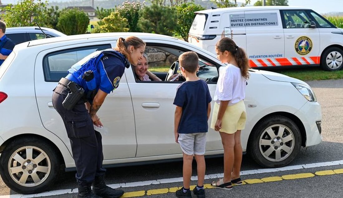 Schüler der Primarschule Forel/VD starten eine Sicherheitskampagne zum Schulweg, um Autofahrer für Kinder zu sensibilisieren.