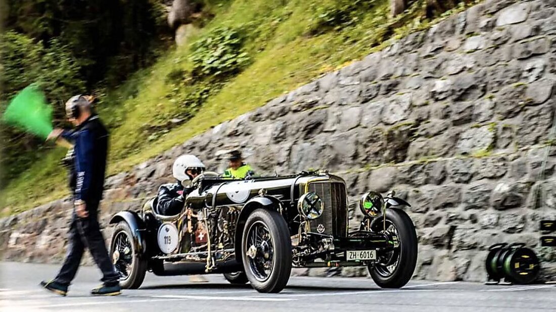 Regierungsrat genehmigt das Klausenrennen 2026, das historische Oldtimer auf der Strecke von Linthal zum Klausenpass vereint.
