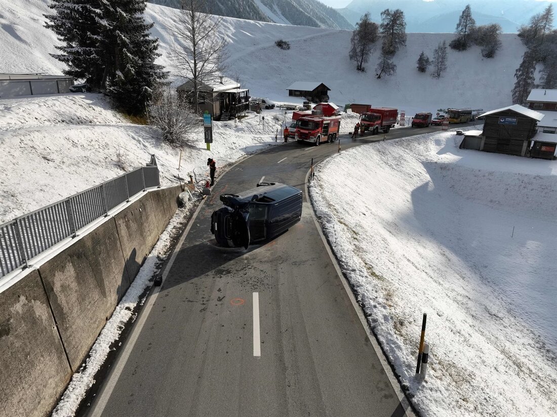 In Davos Wiesen kippte ein Kleinbus nach einem Unfall auf der Landwasserstrasse. Die Straße war für 1,5 Stunden gesperrt.