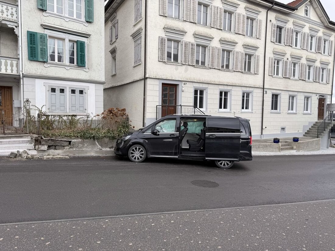 Am 24. Dezember 2025 verunfallte ein Kleinbus in Walzenhausen. Der Fahrer kollidierte mit einer Stützmauer, es entstand Sachschaden.