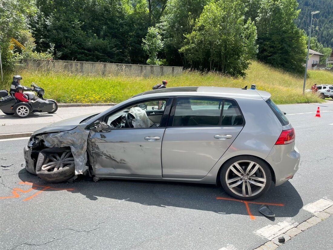 Bei einem Unfall auf der Malojastrasse in Stampa kollidierte ein Auto mit einem Sattelmotorfahrzeug, wodurch der Dieseltank beschädigt wurde.