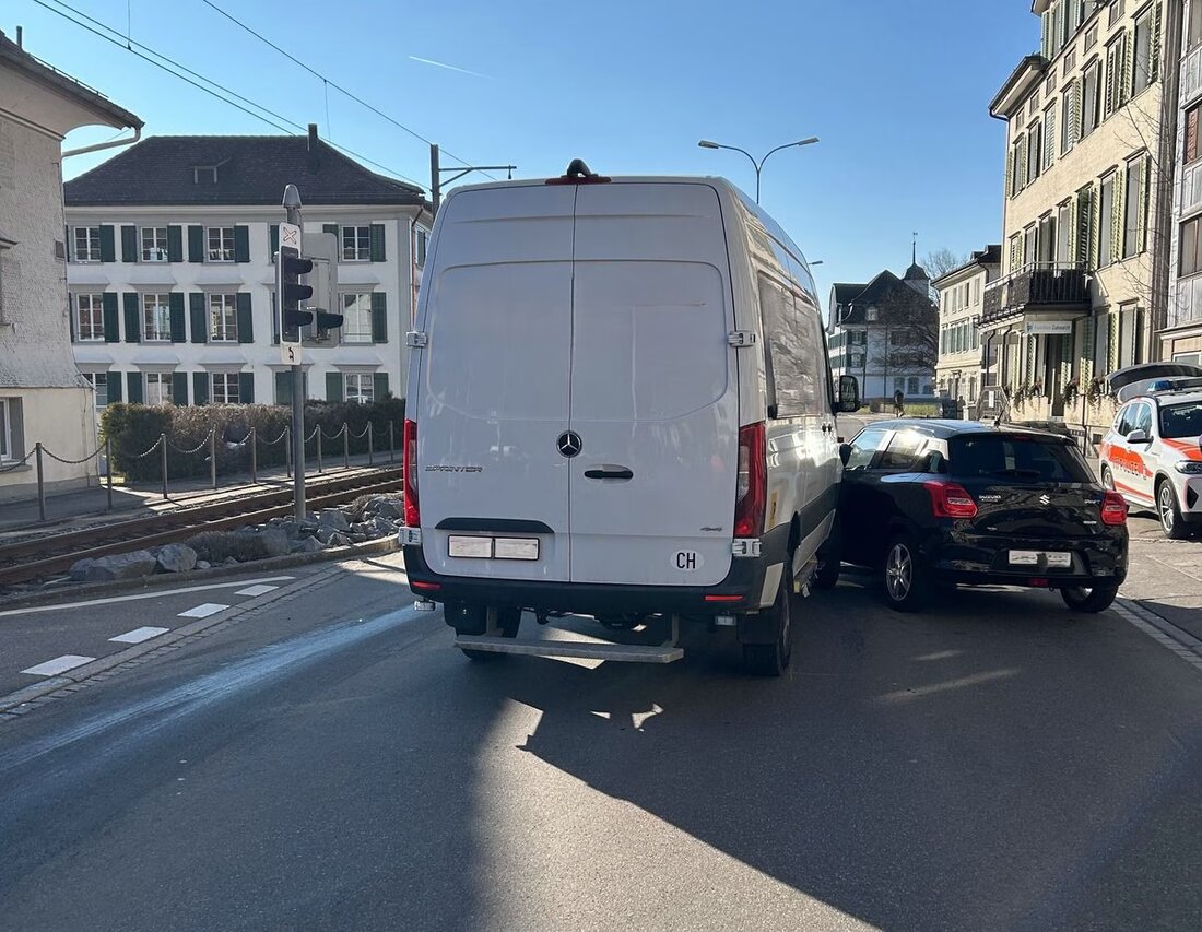 Am 3. März 2025 kollidierten in Bühler ein Lieferwagen und ein Personenwagen. Eine Person verletzte sich leicht; hoher Sachschaden.