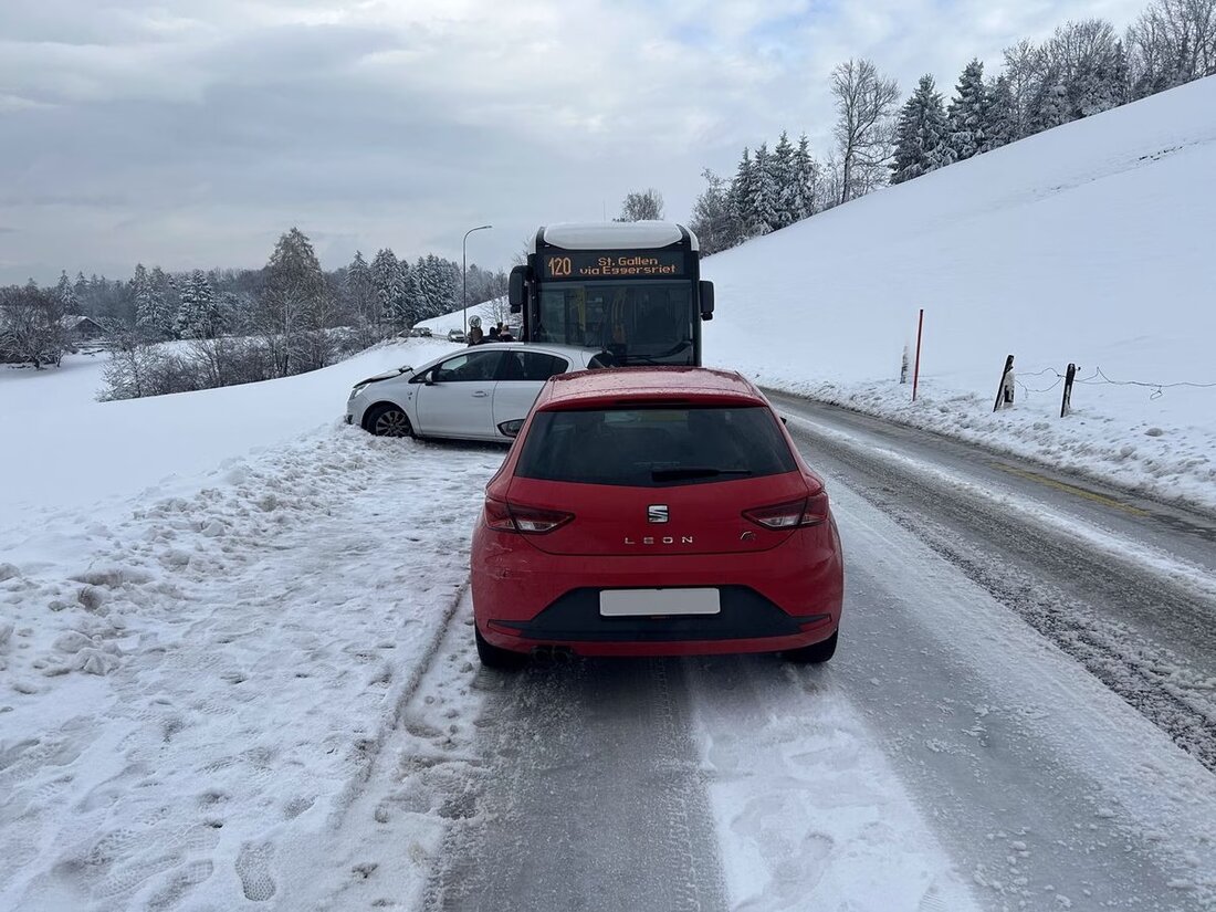 Am 26. November 2025 kam es in Grub/AR zu einer Kollision zwischen einem Postauto und einem Personenwagen. Beide Fahrer wurden leicht verletzt.