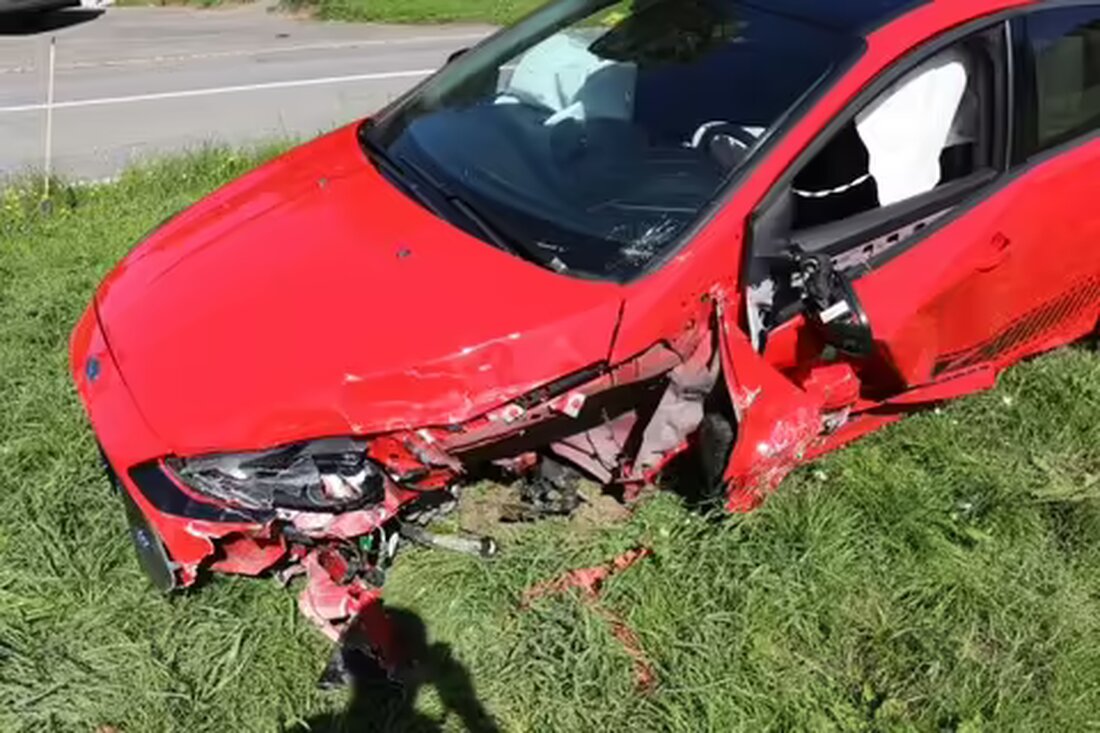 Ein 26-jähriger Fahrer überholt in Haslen und kollidiert mit einem Lieferwagen. Beide Fahrzeugführer erlitten Verletzungen.