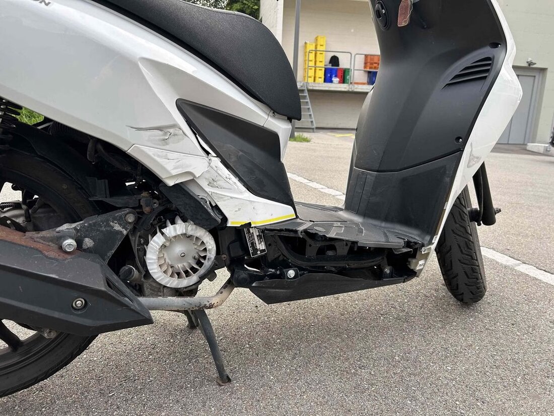 Am 6. August 2025 kollidierten in Herisau ein Personenwagen und ein Roller. Glücklicherweise blieb der Rollerfahrer unverletzt.