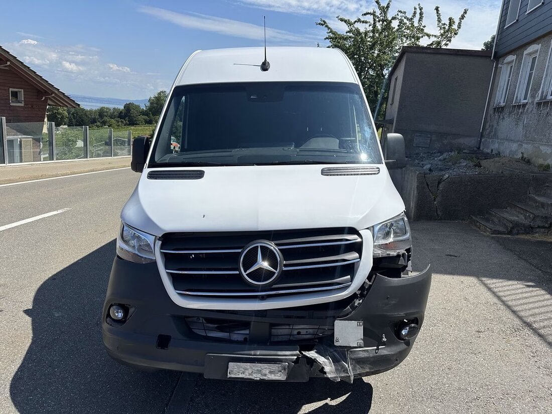 In Lutzenberg kam es am 11. Juli 2025 zu einer Kollision zwischen einem Lieferwagen und einem Auto. Sachschaden, keine Verletzten.