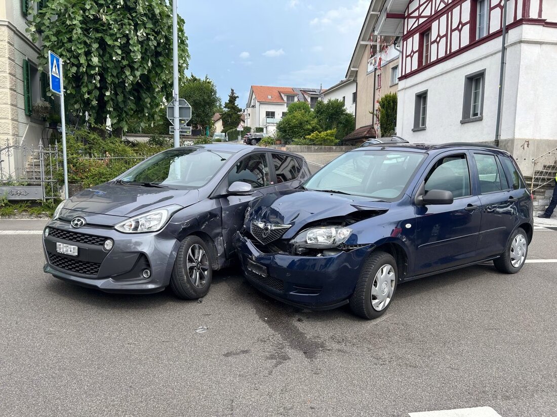 In Seengen kam es zu einem Unfall zwischen zwei Autos, bei dem eine 89-jährige Fahrerin leicht verletzt wurde.
