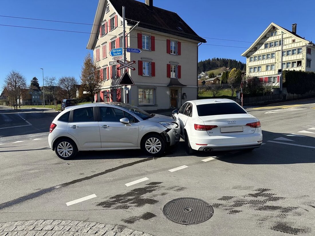 Bei einem Verkehrsunfall in Speicher am 16. November 2024 missachtete ein Fahrzeug den Vortritt, die Insassen blieben unverletzt.