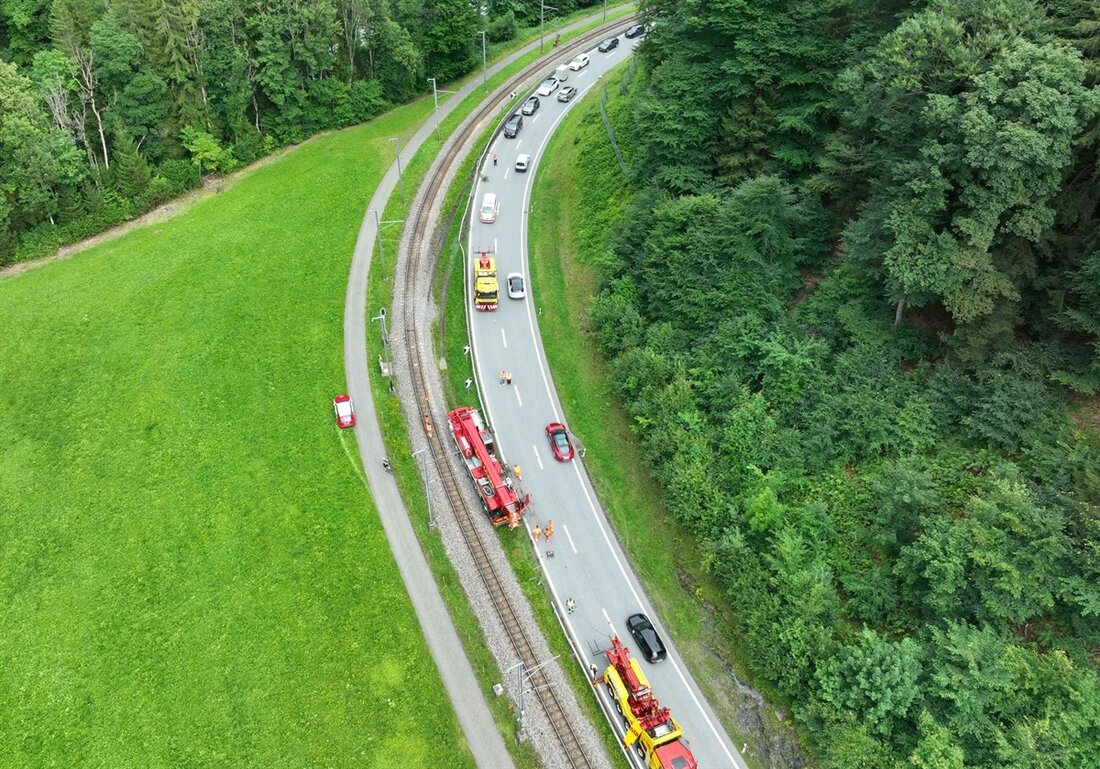 In Fideris kam ein Kranfahrzeug von der Nationalstrasse ab und blockierte die Bahngleise der Rhätischen Bahn. Unfallursache wird untersucht.