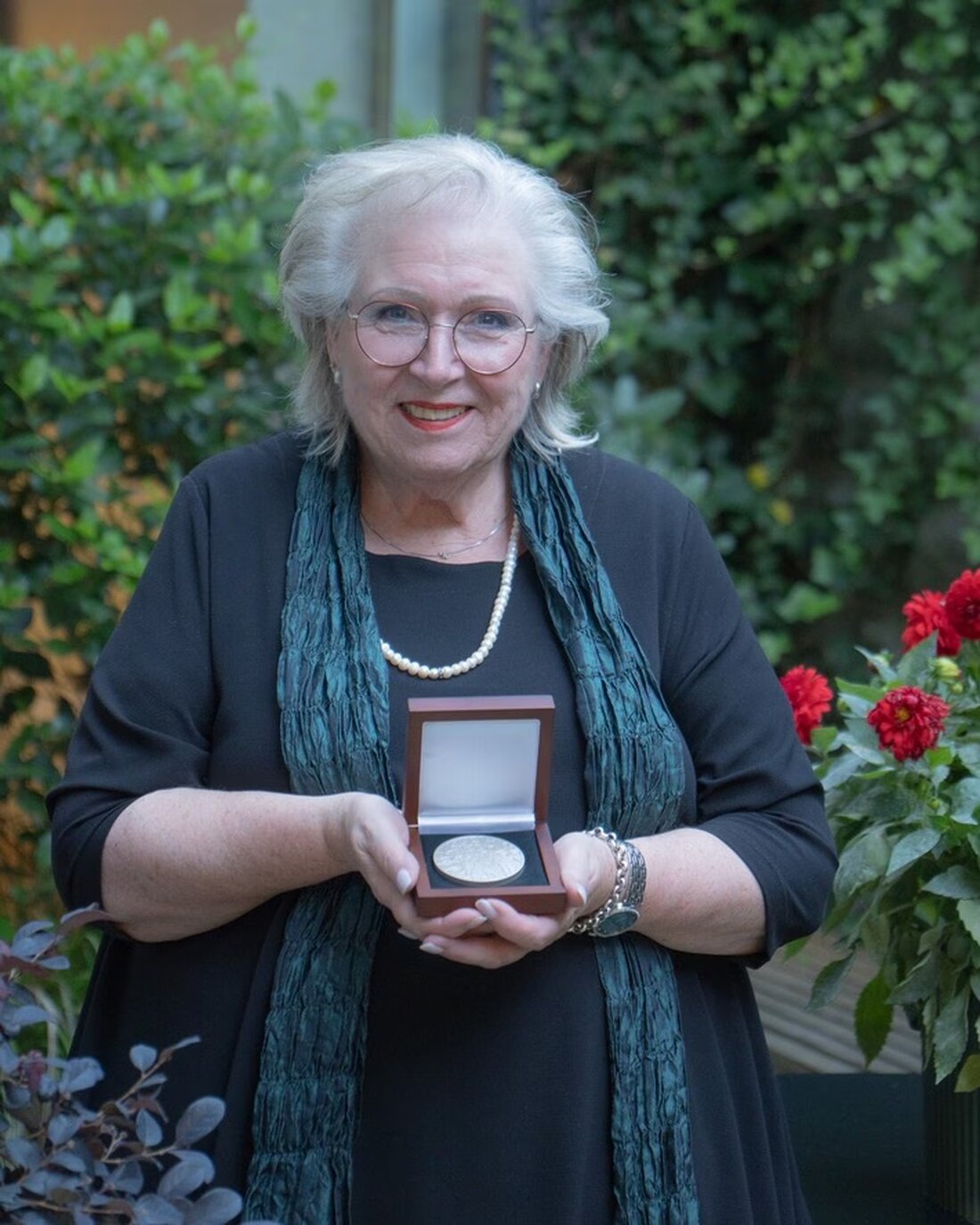 Rosmarie Pfau erhält 2025 die Krebsmedaille der Krebsliga Schweiz für ihr Engagement für Lymphom-Patienten und Forschung.